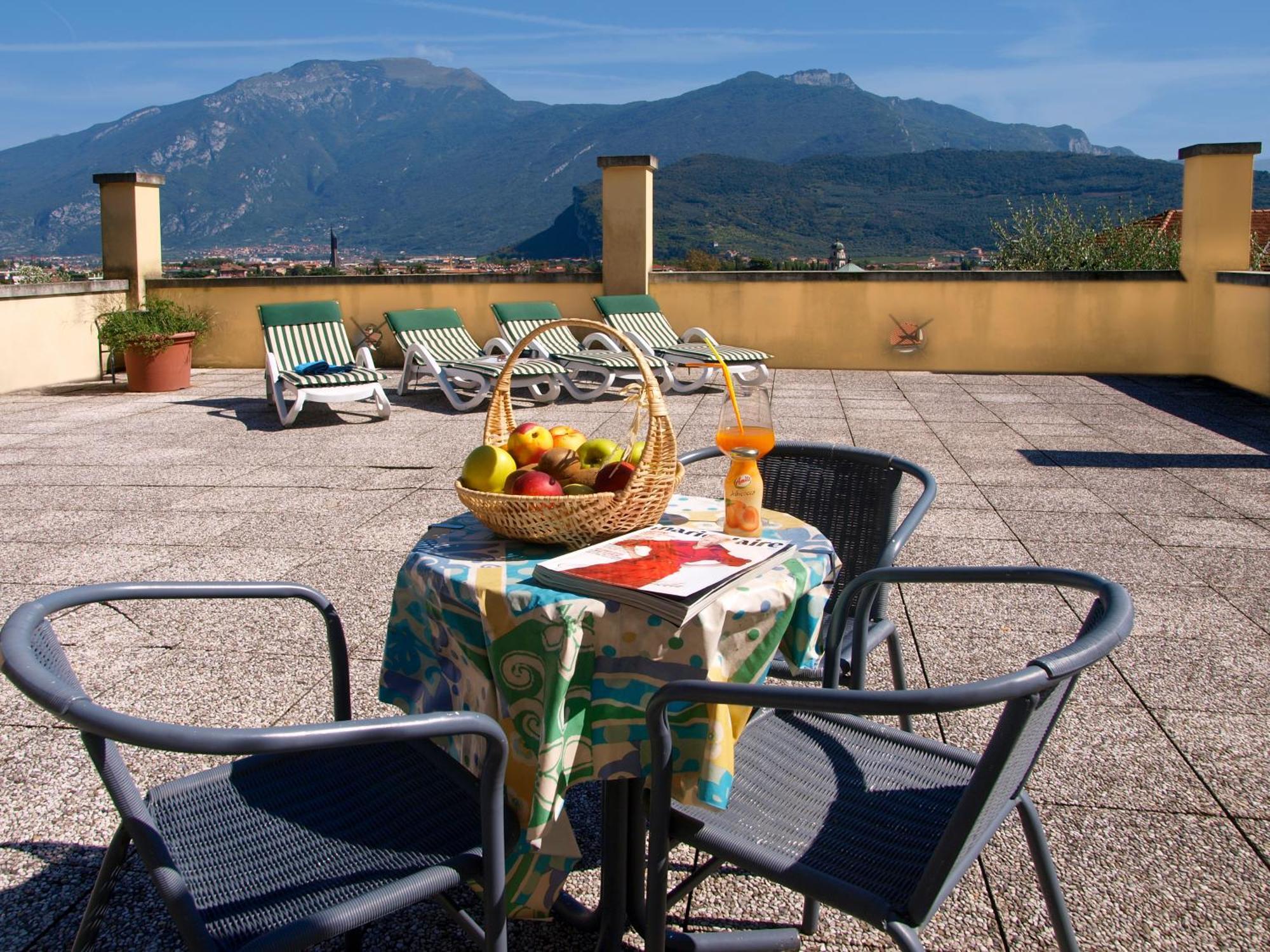Aparthotel Englovacanze Riva del Garda Buitenkant foto