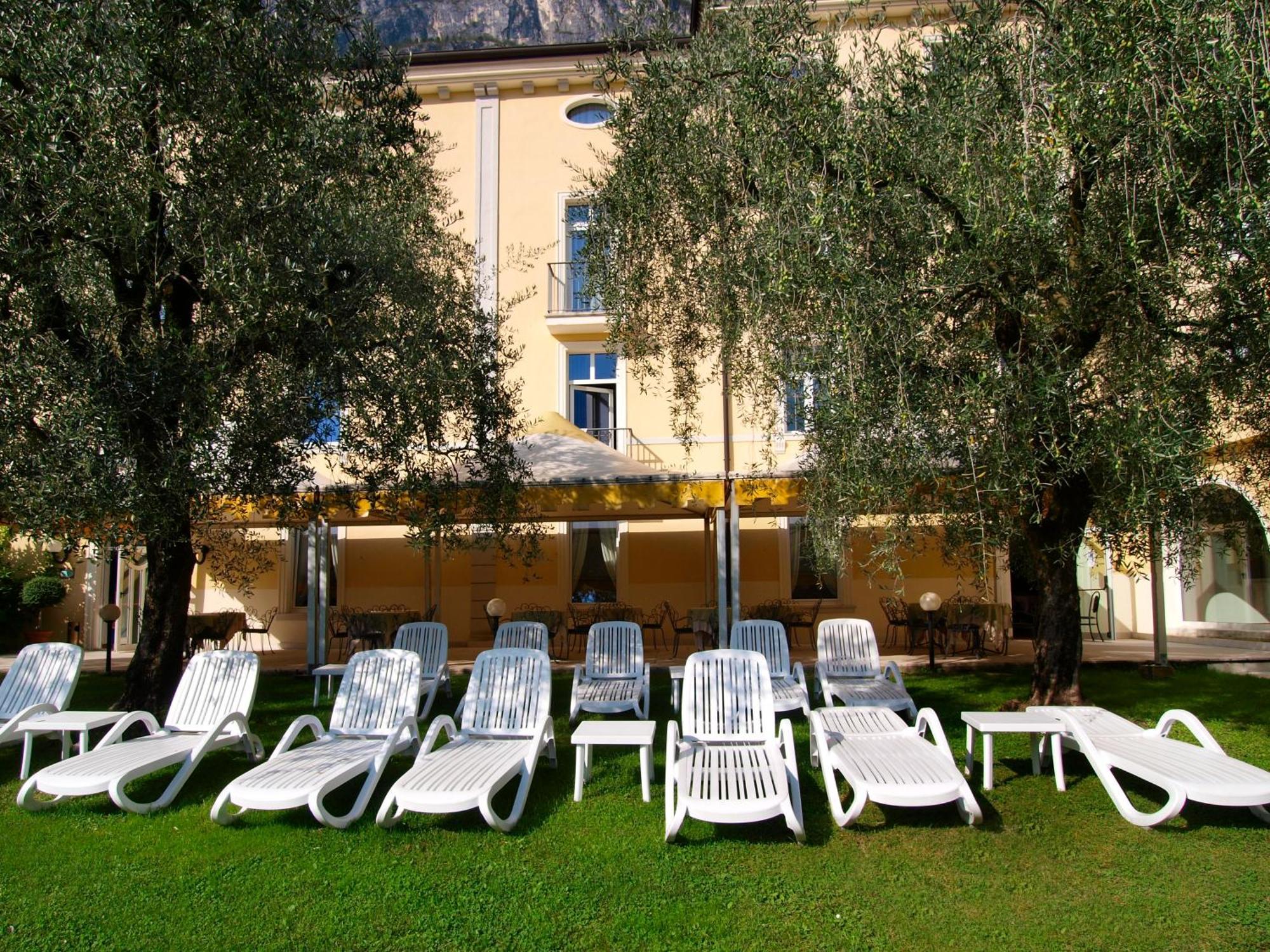 Aparthotel Englovacanze Riva del Garda Buitenkant foto