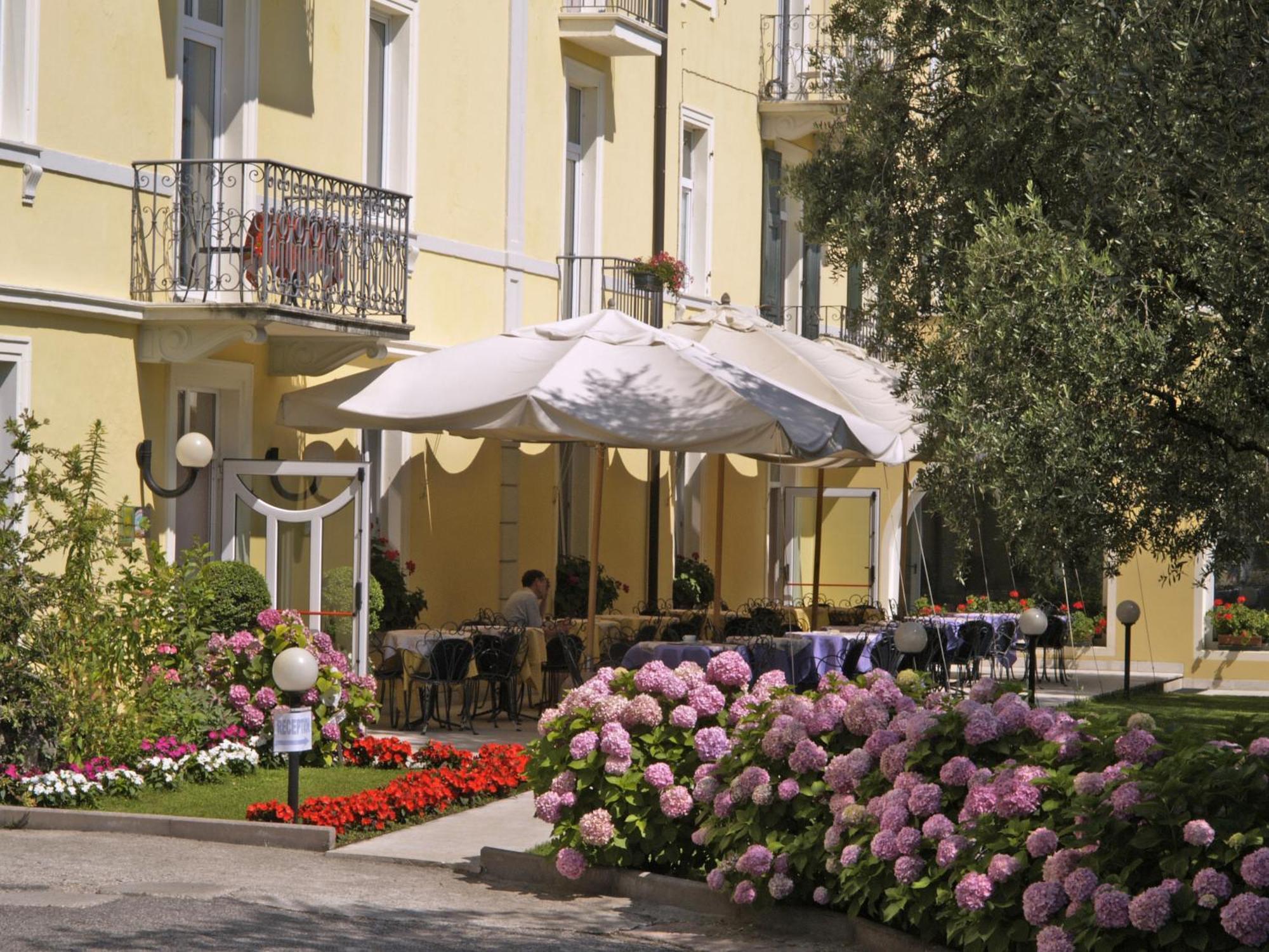 Aparthotel Englovacanze Riva del Garda Buitenkant foto