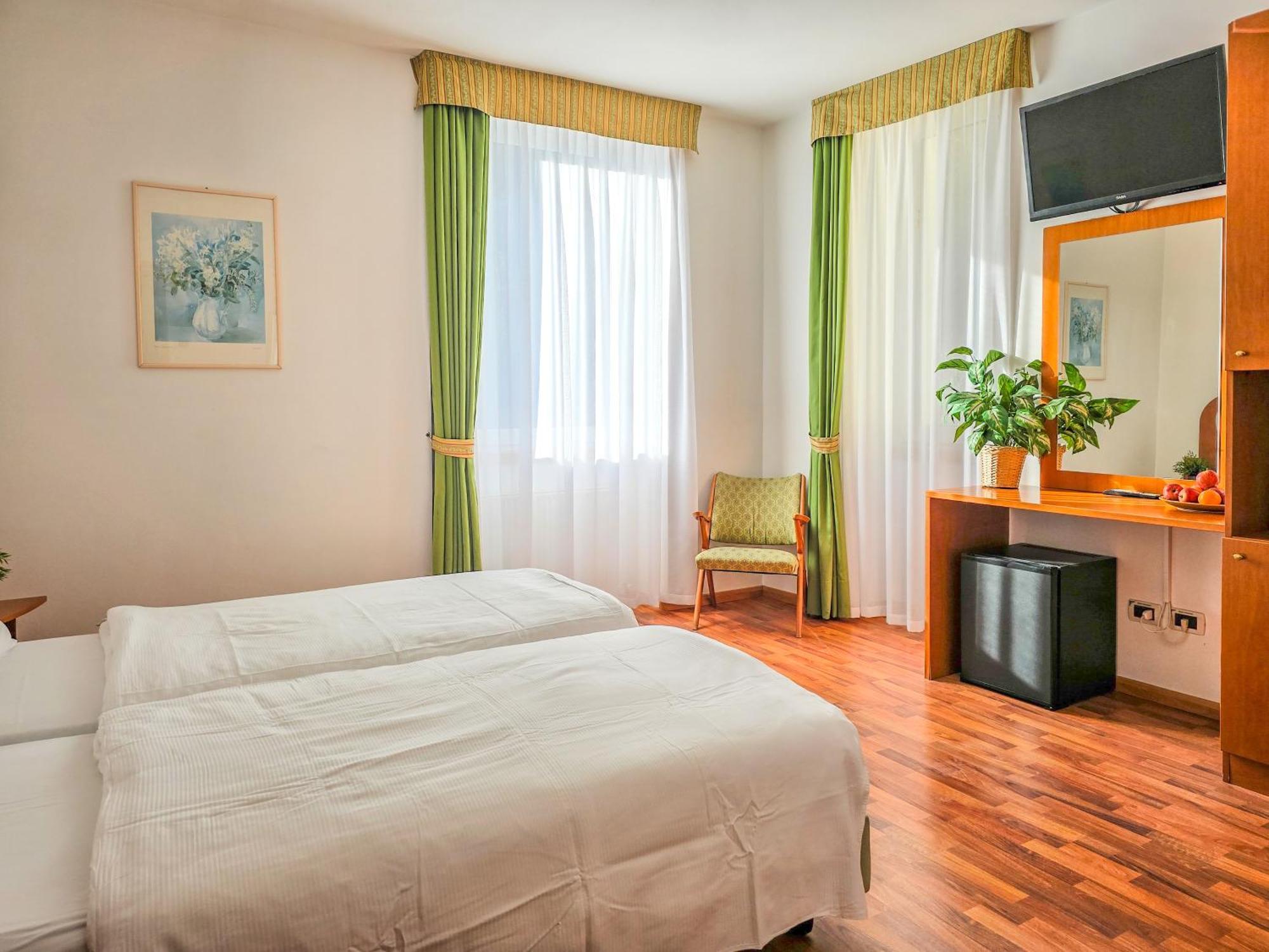 Aparthotel Englovacanze Riva del Garda Buitenkant foto