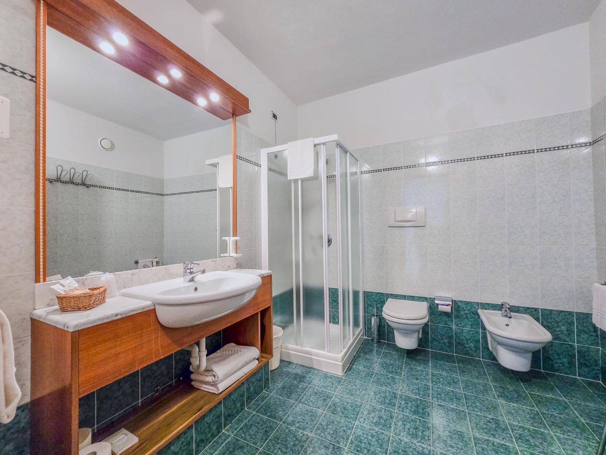 Aparthotel Englovacanze Riva del Garda Buitenkant foto