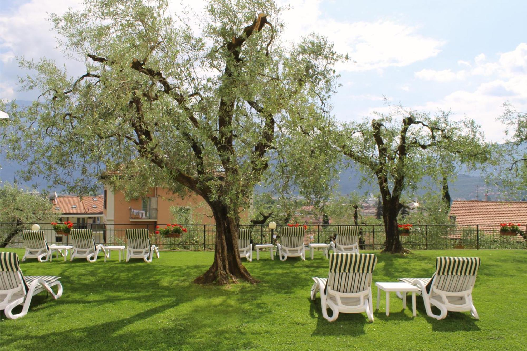Aparthotel Englovacanze Riva del Garda Buitenkant foto